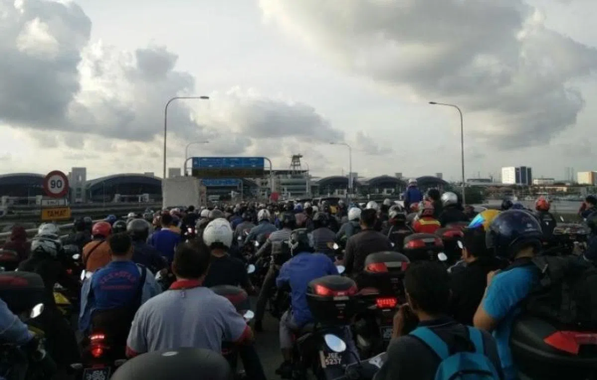  新柔长堤经常塞爆，憋尿是常有的事。（星洲日报） 