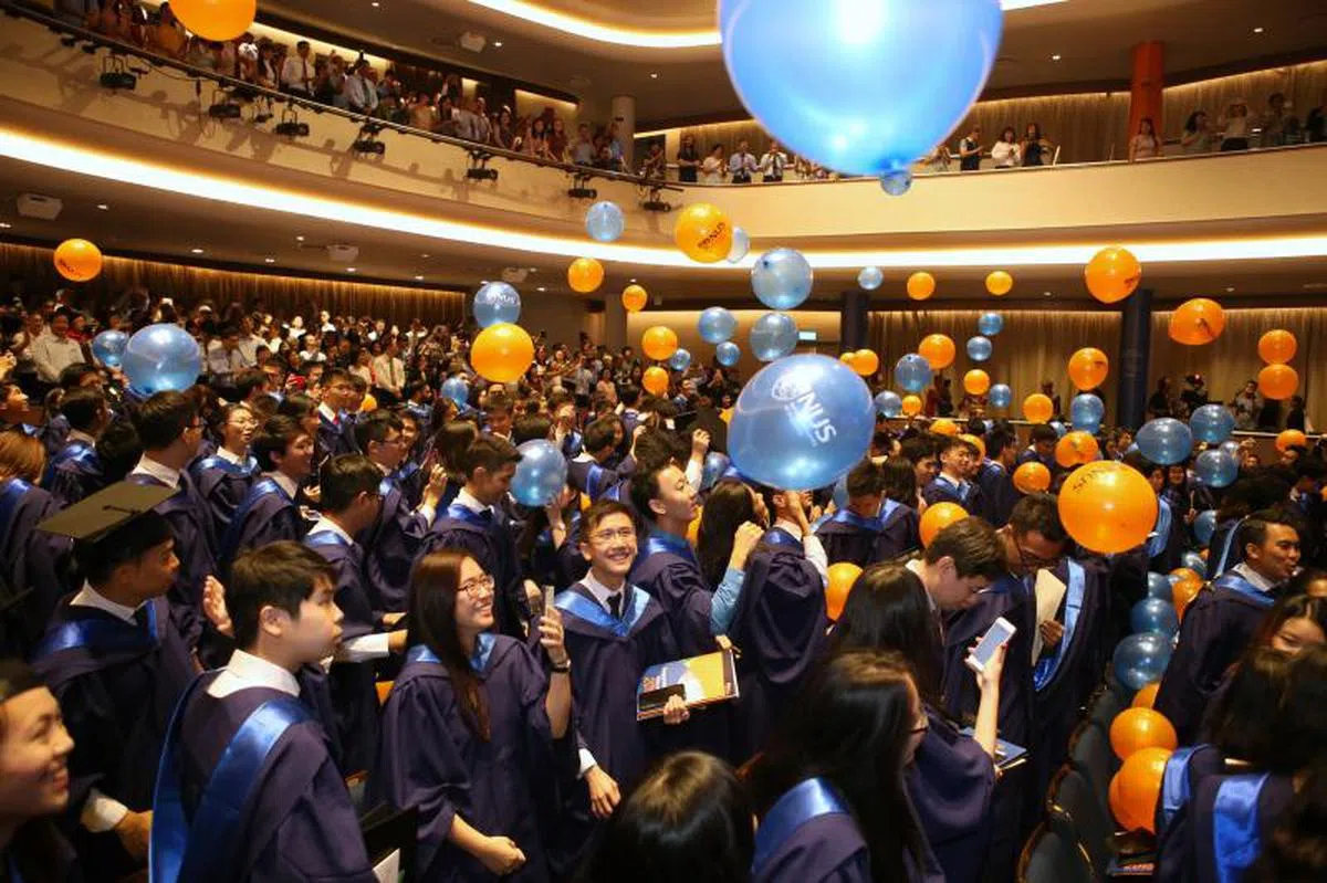  2018年7月12日，新加坡国立大学毕业典礼，毕业生欣喜若狂。（联合早报） 