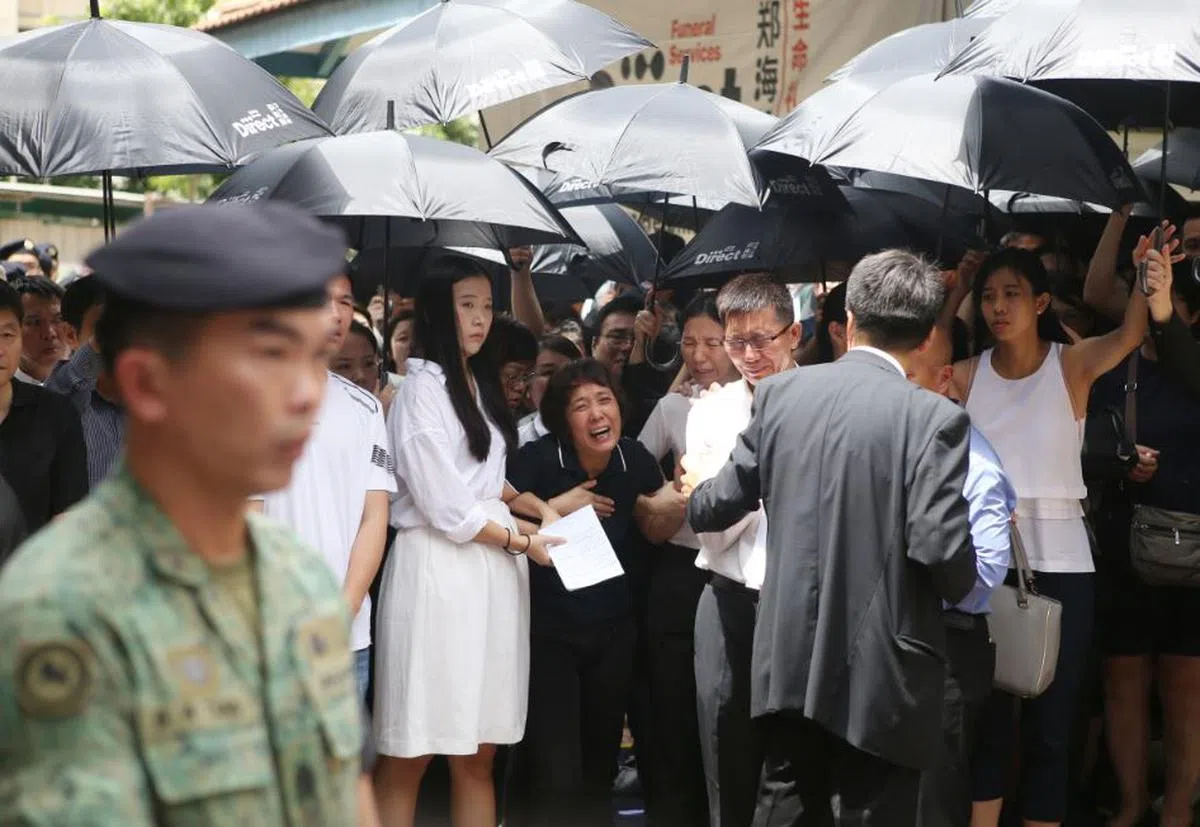  刘凯的棺木被台上灵车，母亲崩溃大哭，大喊：“我的宝贝儿子，我的宝贝儿子太惨了”，令人感到心酸。（联合晚报） 