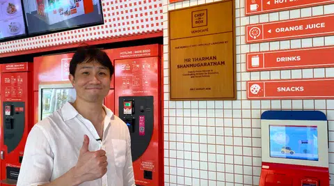 工人党盛港集选区议员林志蔚化身为导游介绍到盛港必做的五件事，其中一件事就是到新加坡首个自动贩卖餐厅 VendCafe用餐。（Tatler视频截图）