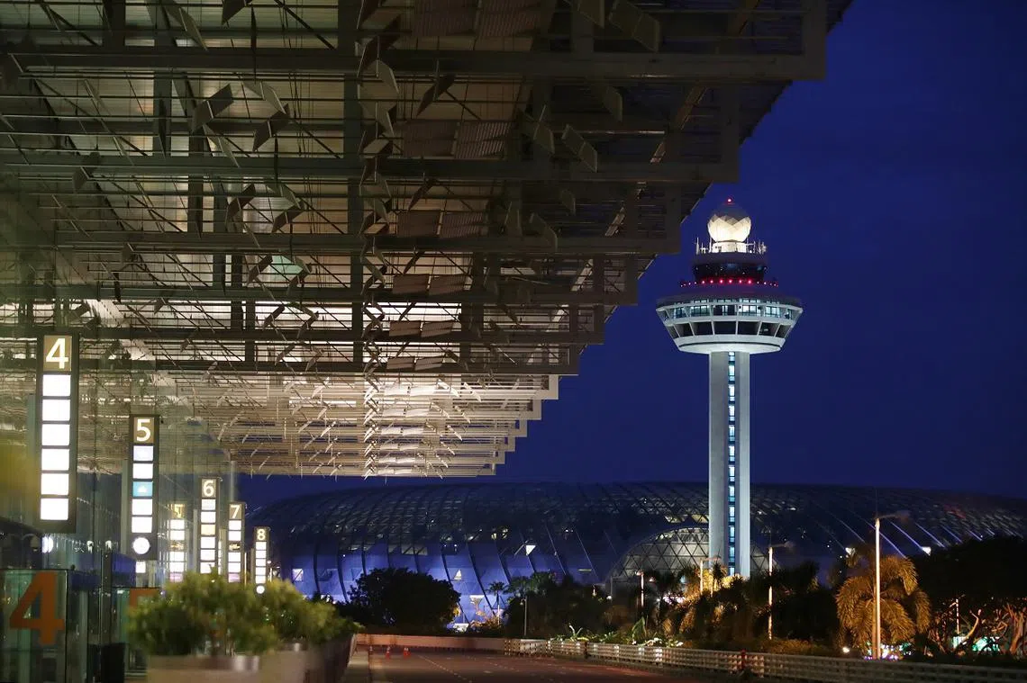 樟宜机场第三搭客大厦（左）与隔邻的星耀樟宜（Jewel）。（联合晚报）