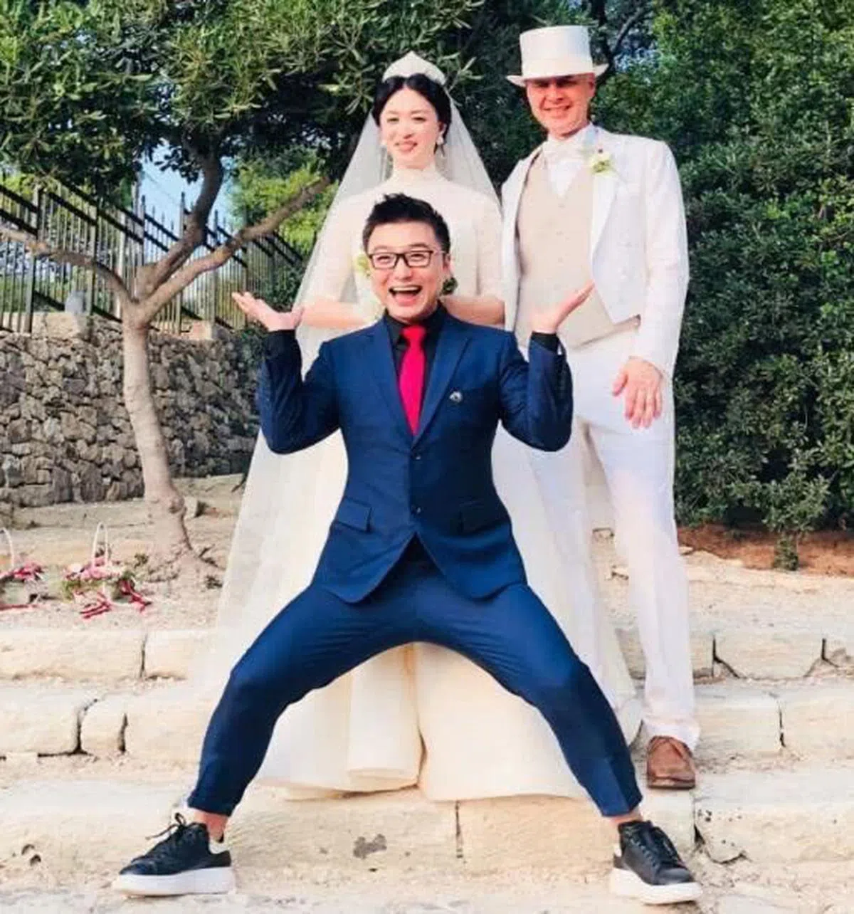  金星与汉斯两人身穿白色婚纱和西服，极其般配。（互联网） 