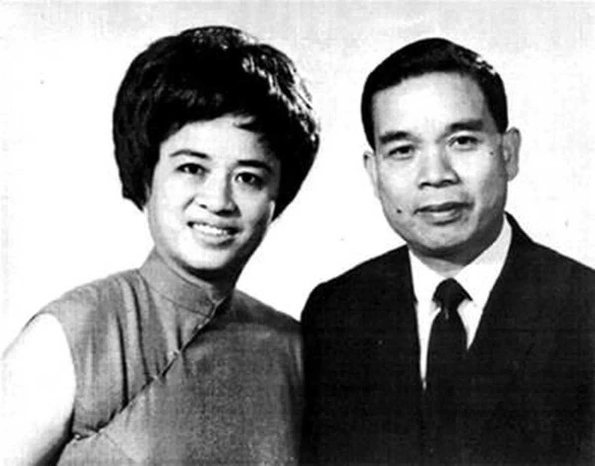  首创999.9纯金的郑裕彤（右）和他的妻子周翠英。（MBA智库） 