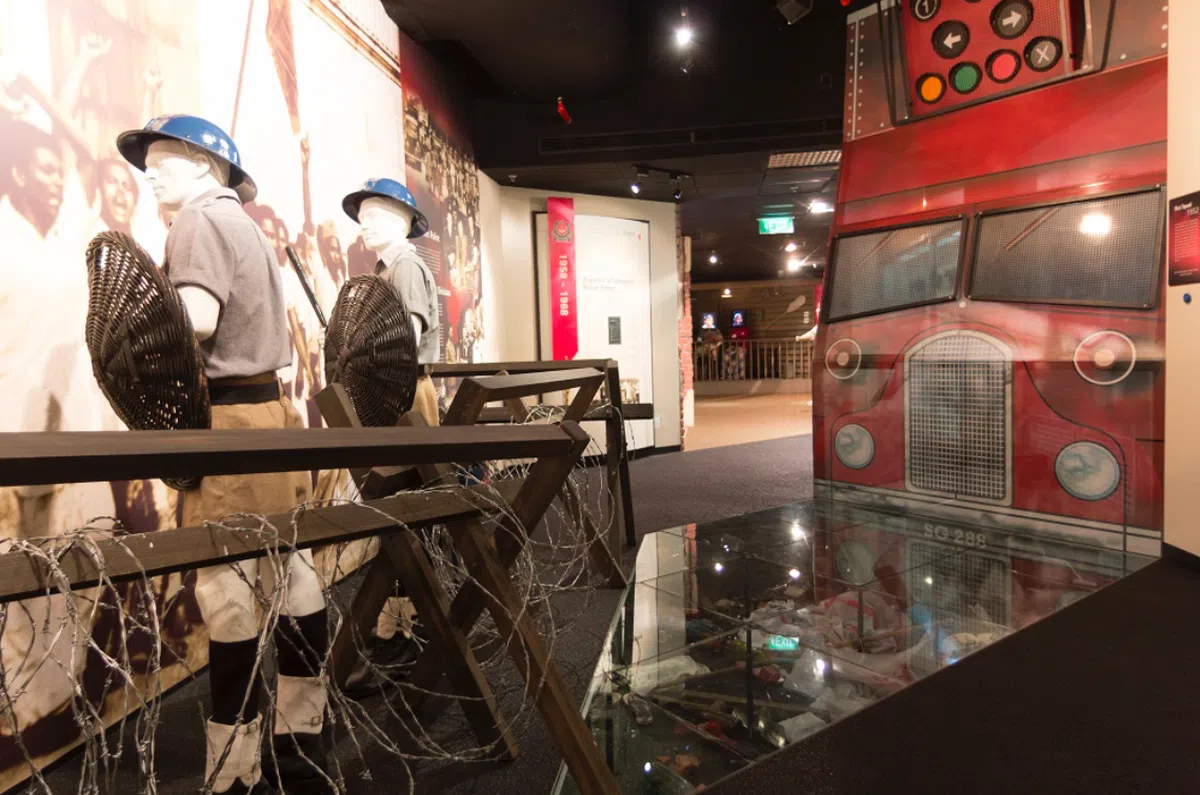  日据时期结束后（1945年至1958），本地警察穿的是卡其色短裤，头戴金属帽。（警察部队总部官网） 