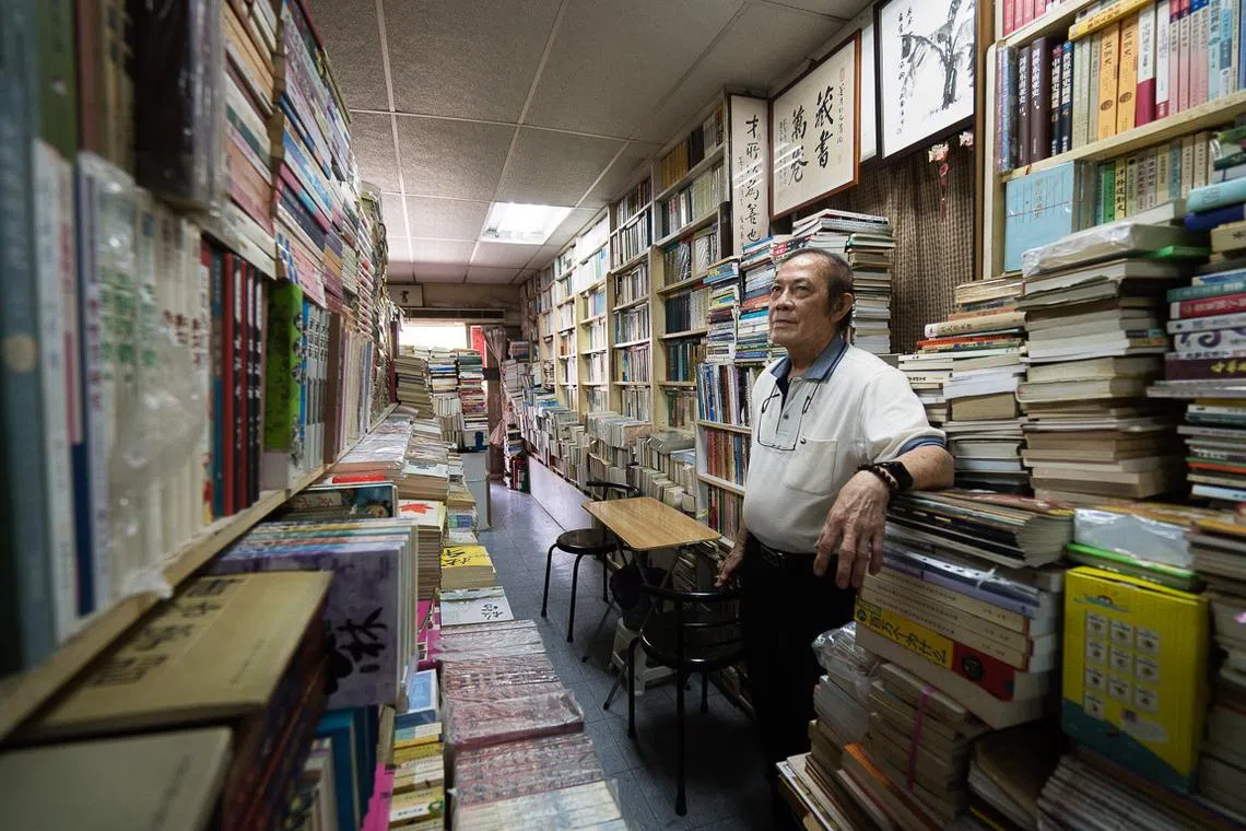 书店里的每一座“山”，杨生都了如指掌。这些书不只在店里疯狂生长，还长在他的身体里。（蔡家增摄）