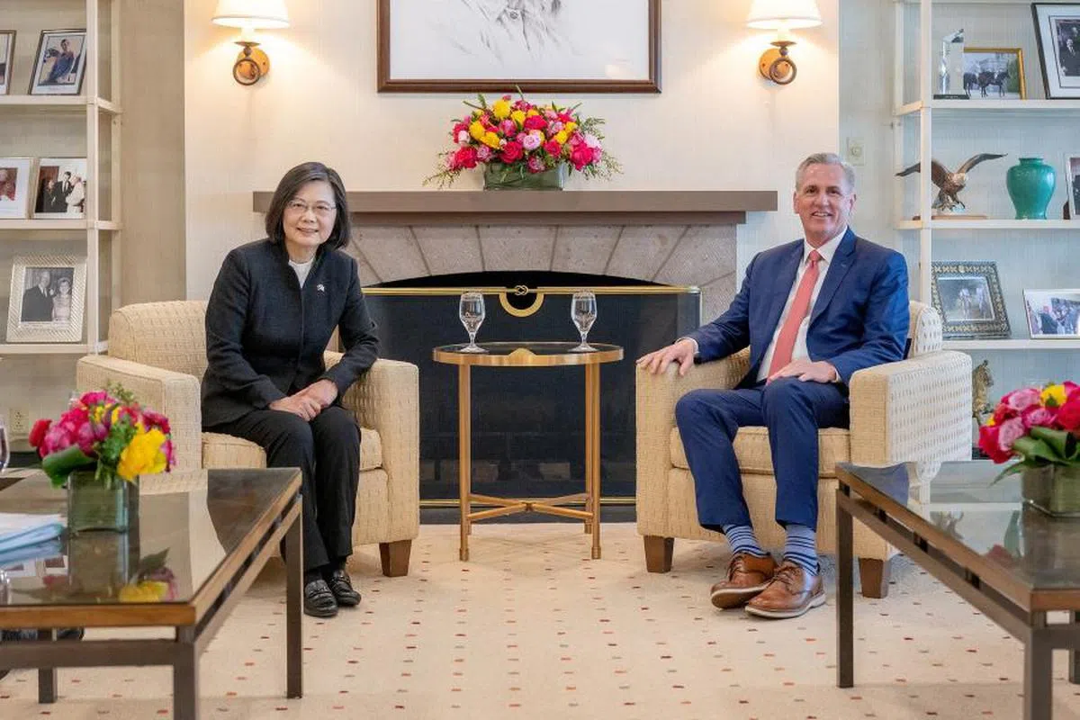 蔡英文（左）与美国众议院议长麦卡锡（右）会晤。（路透社）