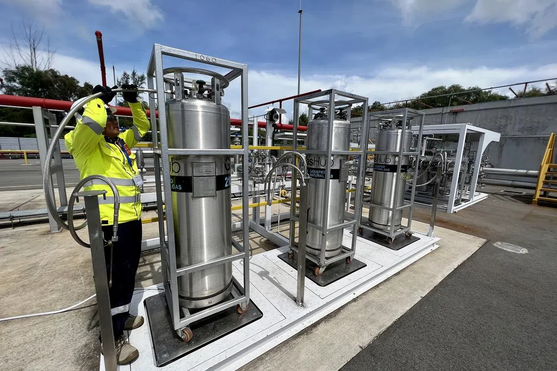 这家位于裕廊岛的液化天然气灌装厂，每月可供应超过2000万千瓦的电力。（联合早报）