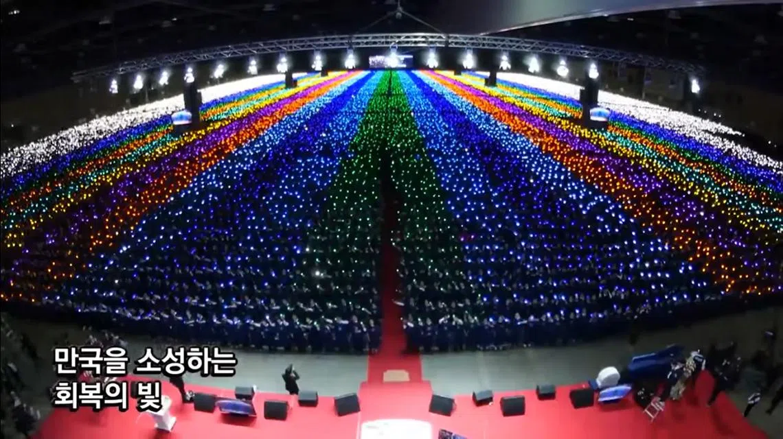 每年新入会的成千上万新天地教会信徒都会出席一个别致的“毕业典礼”。（视频截图）