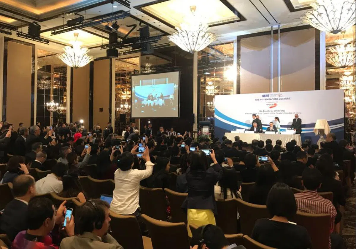  李显龙总理、李克强总理和张志贤副总理等人甫一到达会场，成了全场焦点。（卢凌之摄） 