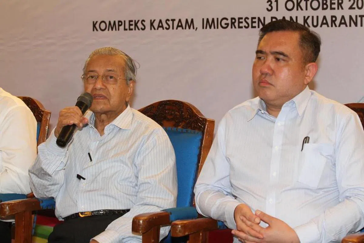  马哈迪（左）宣布马国决定重启新柔地铁计划，右为马国交通部长陆兆福。（马来邮报） 