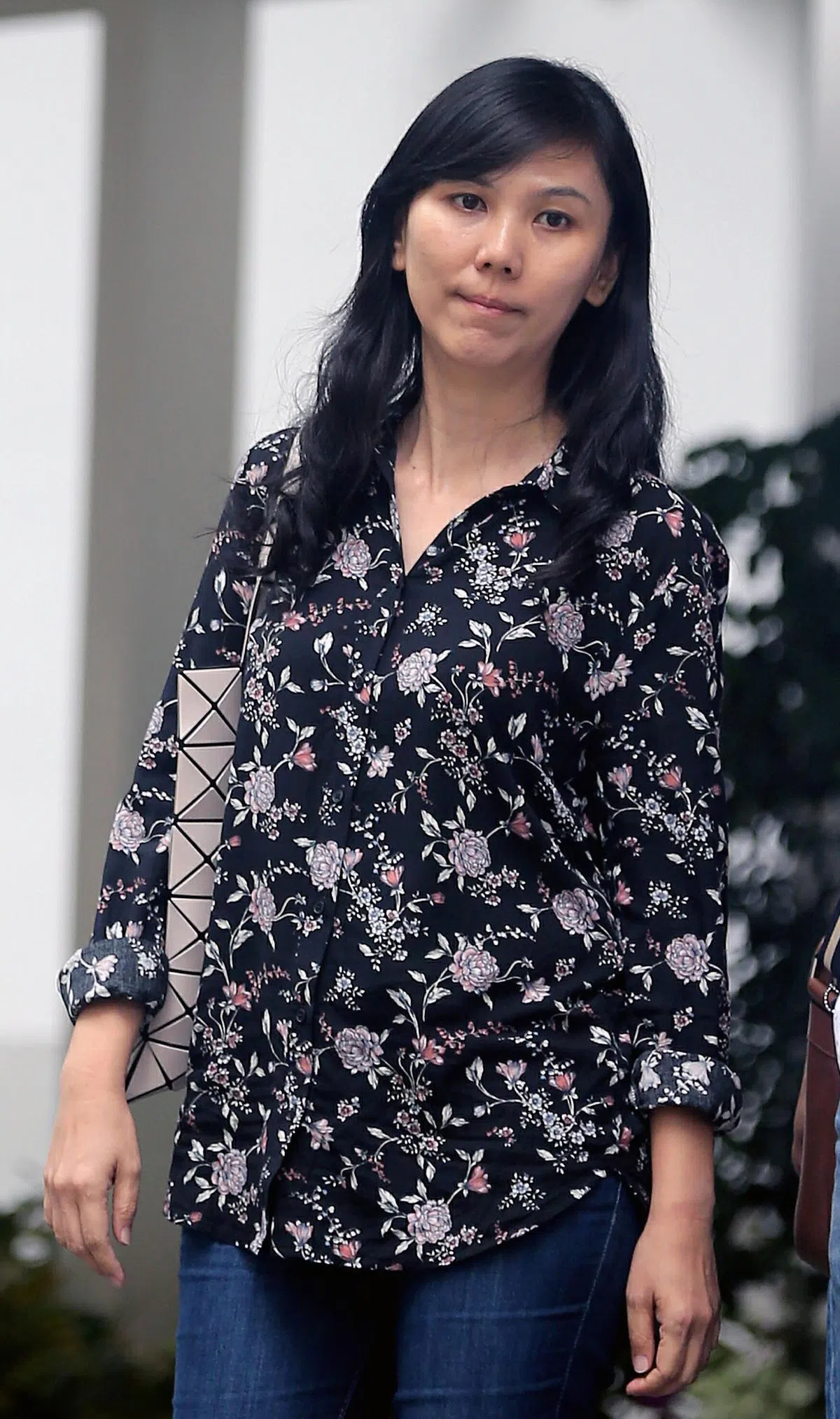  被告唐伶俐因疏忽驾驶导致电单车骑士维卡拉门入院69天，被判入狱一周。尽管她不满判决提出上诉，但上诉最终遭驳回。 （海峡时报） 