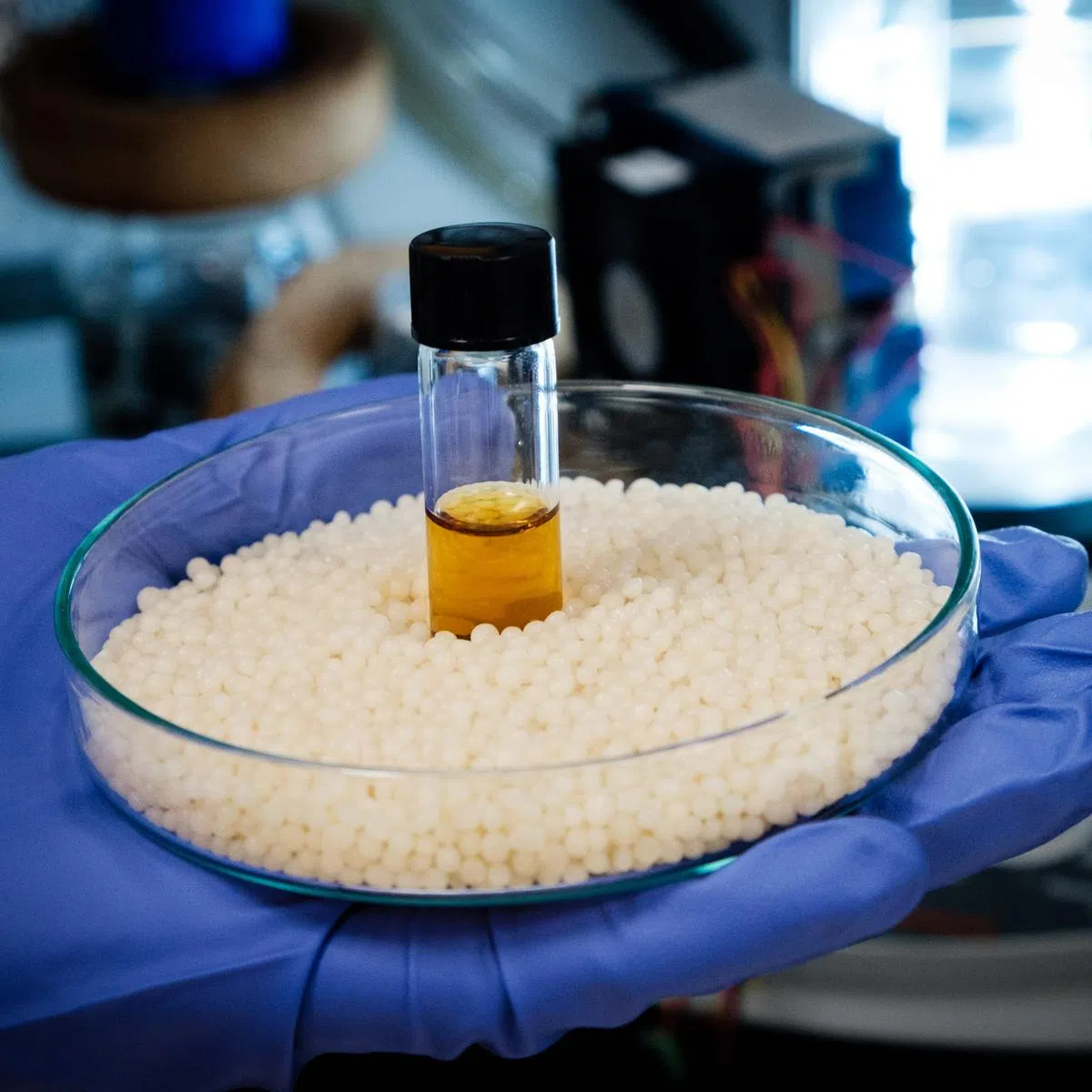  塑料通过研究方式被降解后变成了可用来发电的甲酸。（Lester Soo, NTU） 