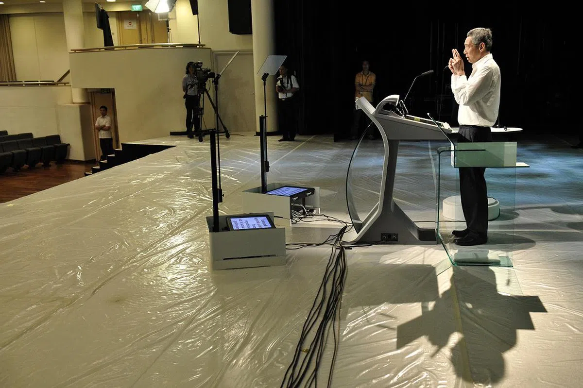 时任总理李显龙2011年为国庆群众大会演讲做彩排。（海峡时报）