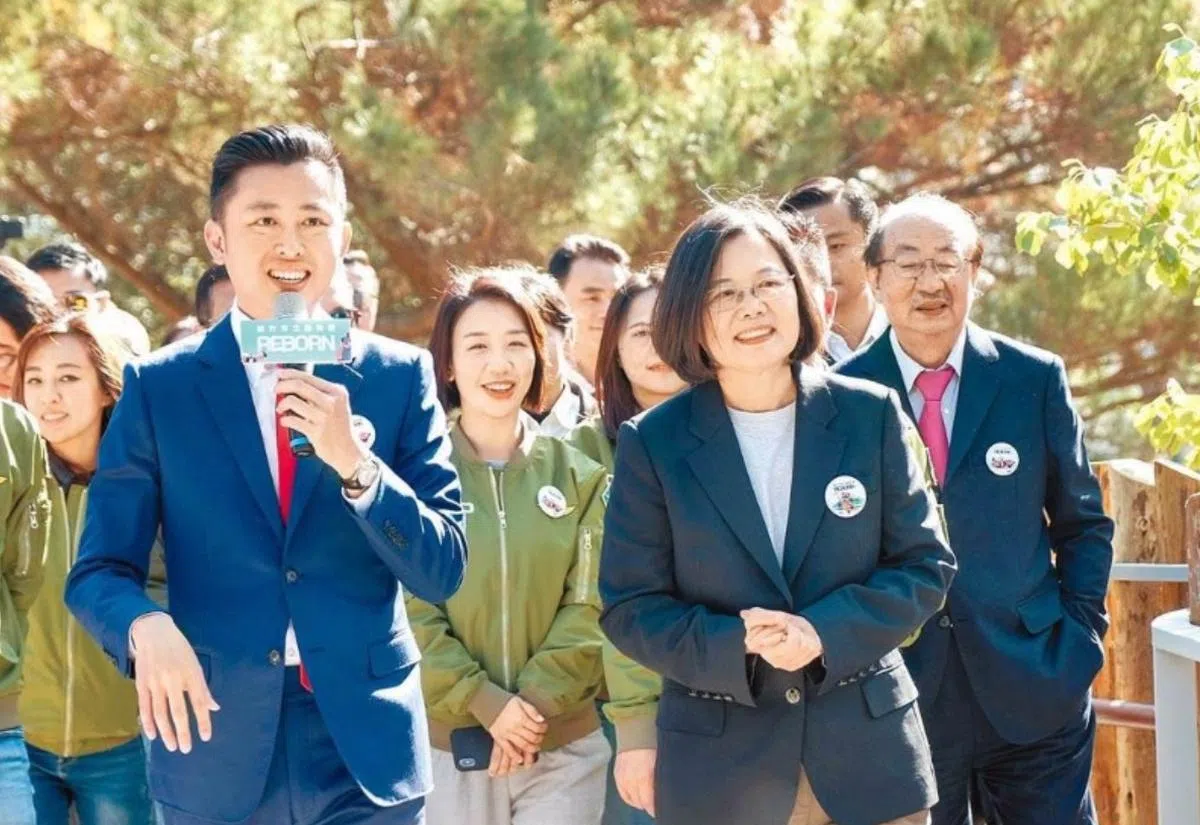 号称“小英男孩”的新竹市前市长林智坚（左）与总统蔡英文（右）。（互联网）