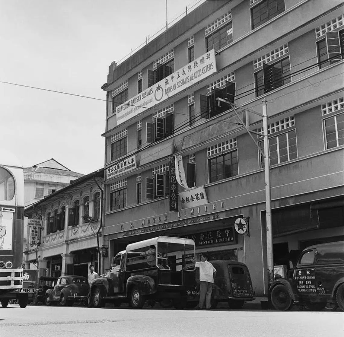 在1963年2月2日的冷藏行动（Operation Coldstore）中，政治部扫荡了位于维多利亚街的新加坡社会主义阵线（Barisan Sosialis Singapura，简称“社阵”），并带走了十袋文件。（海峡时报）