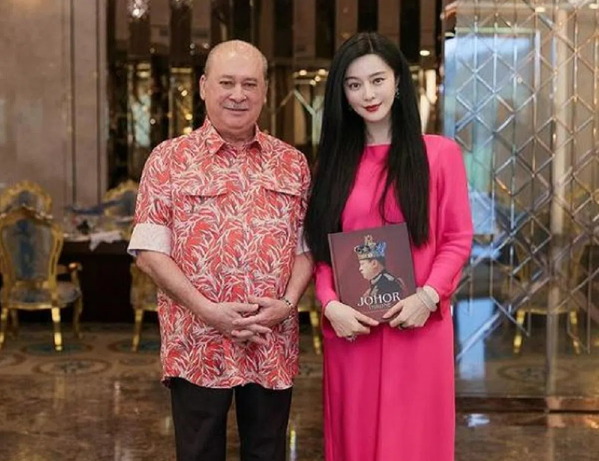 范冰冰去年12月在马来西亚柔佛州觐见苏丹依布拉欣（左）。（范冰冰脸书）