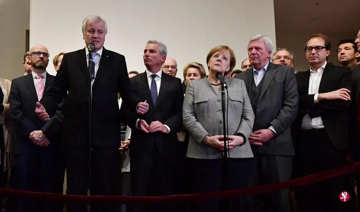  拉拢两党筹组政府的艰苦谈判19日在柏林破局后，从会场出来的默克尔（右三）和团队成员个个无精打采。（法新社） 