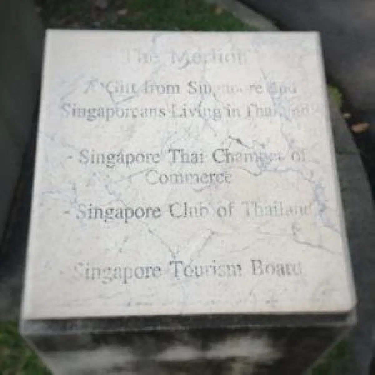  红蚂蚁仔细看了这块历史感十足的石碑，才获悉：原来这只鱼尾狮是新加坡送给旅居泰国的新加坡人的礼物。（互联网） 