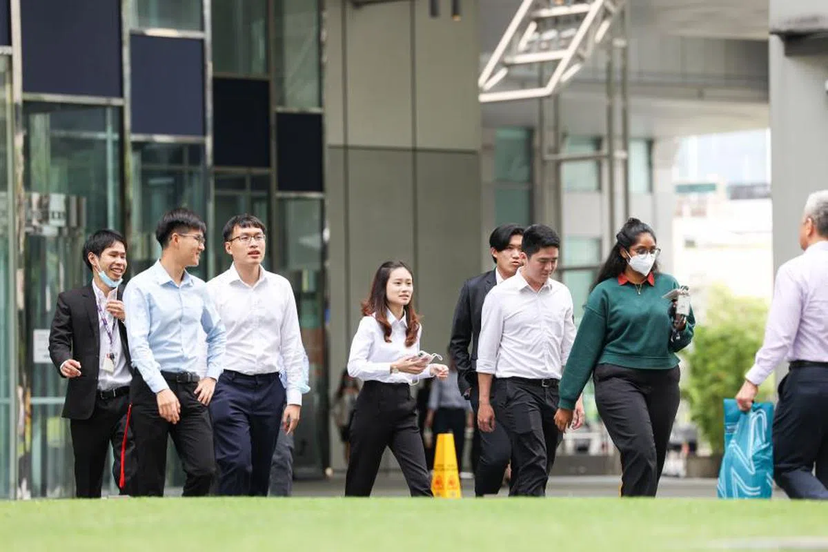 年轻国人普遍希望能投入白领行业。（联合早报）