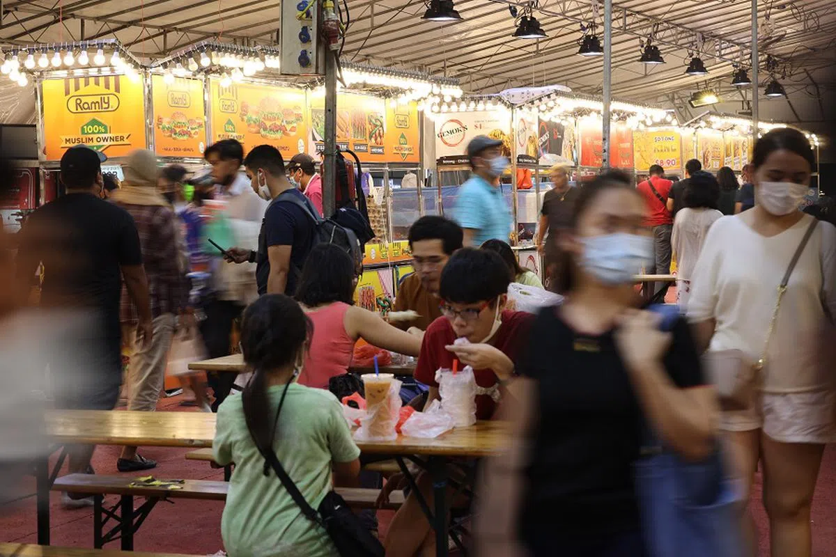 现代的夜市为了方便顾客用餐，增设了桌椅。（联合早报）