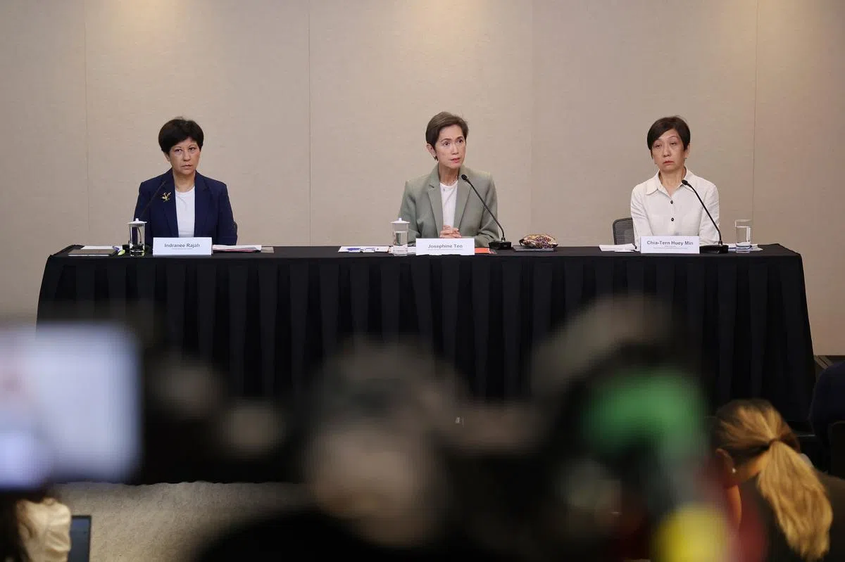 总理公署部长兼财政部及国家发展部第二部长英兰妮（左起）、数码发展及新闻部长兼内政部第二部长杨莉明，以及会计与企业管制局局长邓慧敏，12月19日多次在记者会上就不再隐藏身份证号码事件造成的担忧道歉。 （海峡时报）