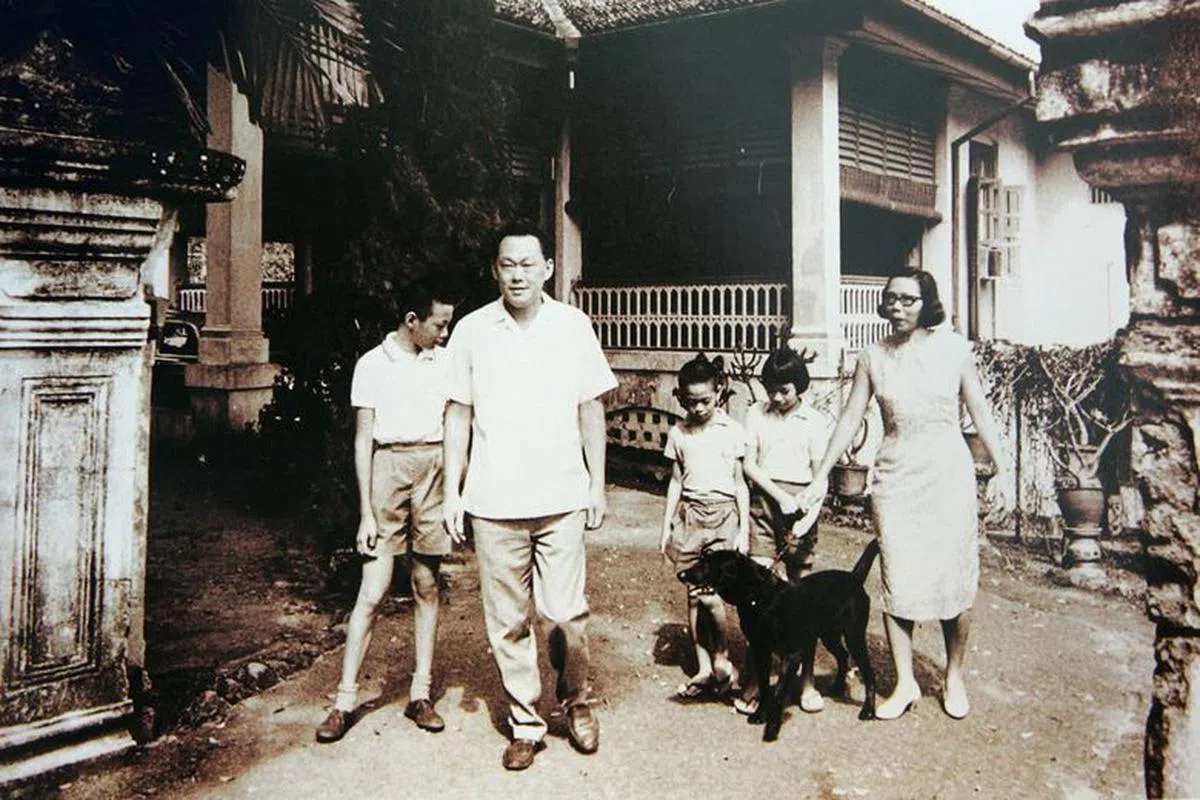  李家一家五口多年前在“欧思礼路38号”的合影。左起：李显龙、李光耀、李显扬、李玮玲、柯玉芝。（海峡时报） 
