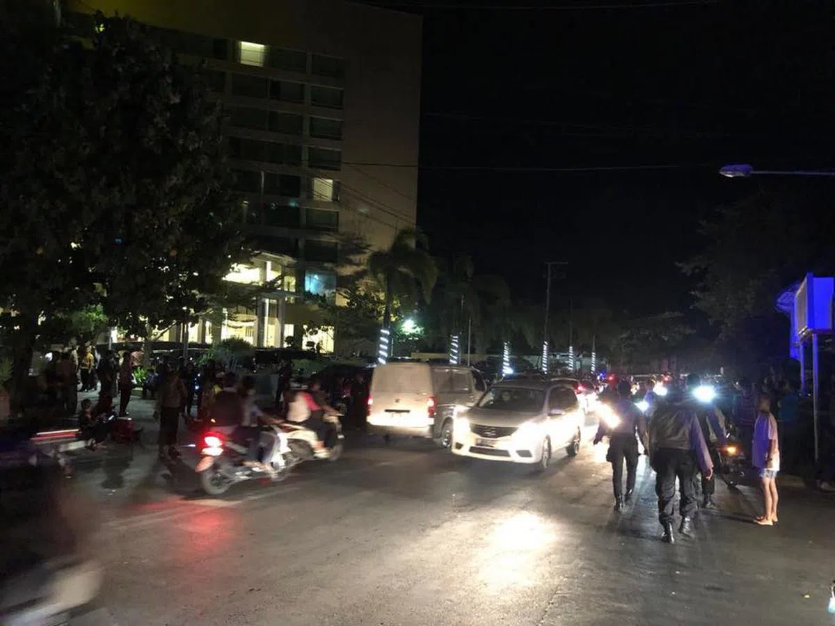  逃出生天后，客人都站在酒店外的大路旁等待地震停止。（尚穆根面簿） 