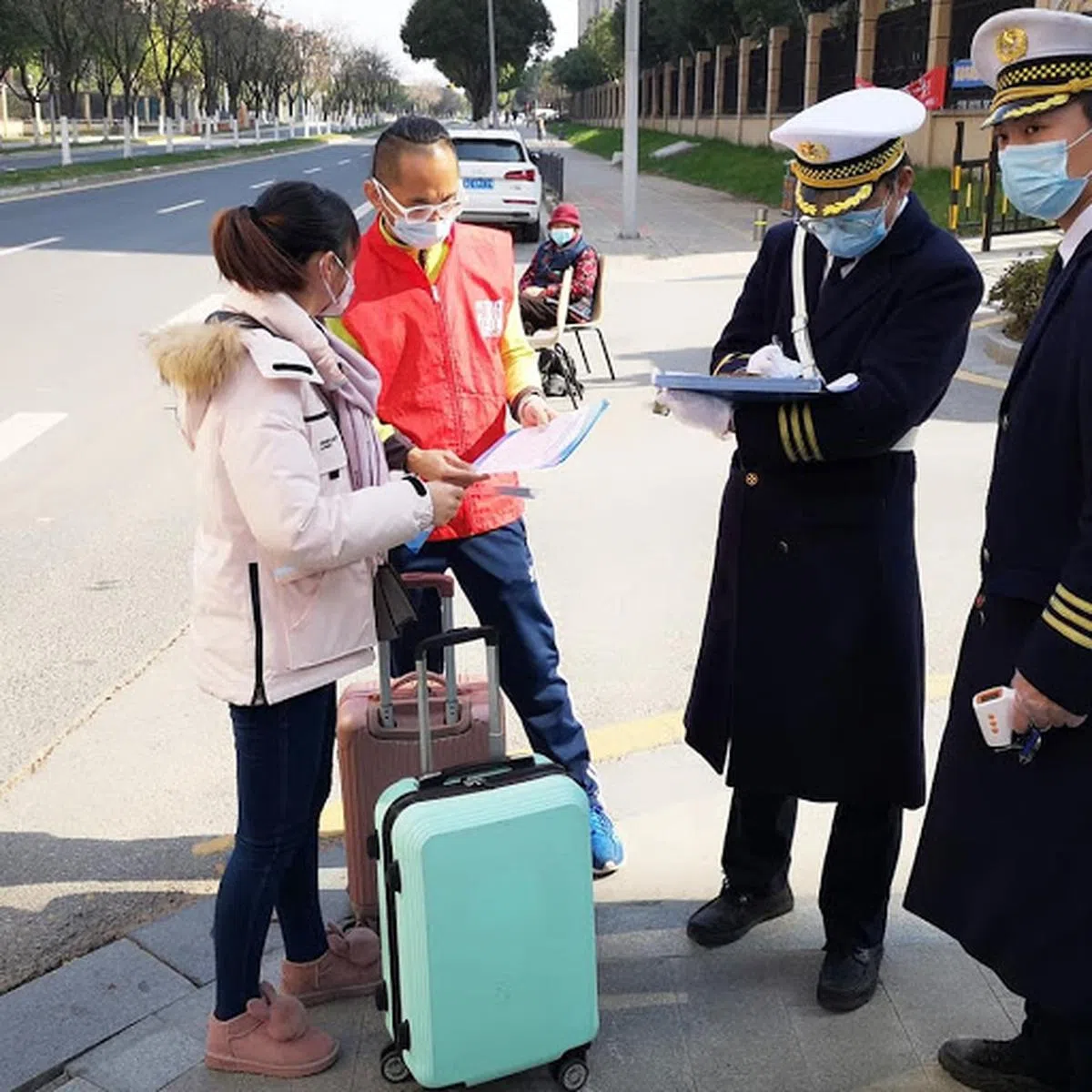  许春得向居民们讲解防疫措施。（许春得面簿） 