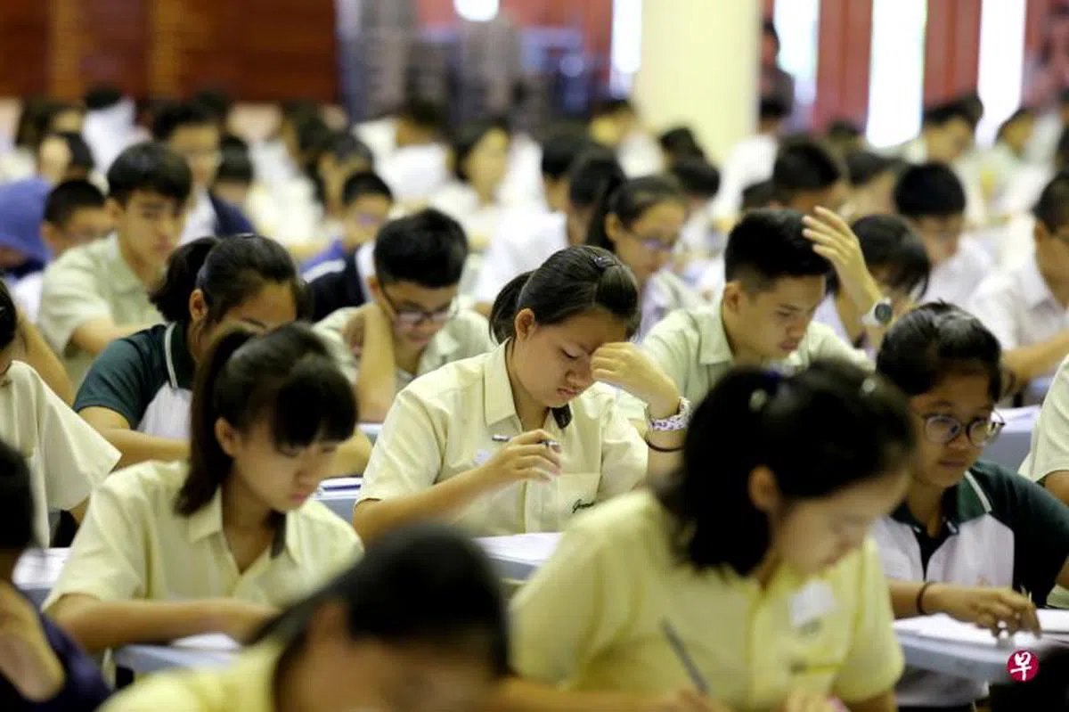  考试成绩一直是新加坡教育制度用来鉴定学生表现的主要指标。（海峡时报） 