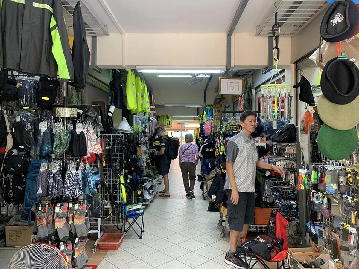 美芝路军用品市集。（新明日报）