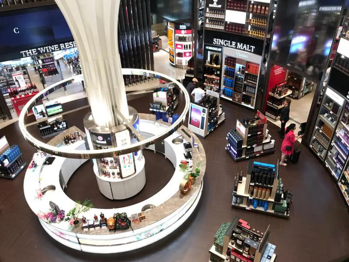  DFS在樟宜机场的免税店，已关闭。（联合晚报） 