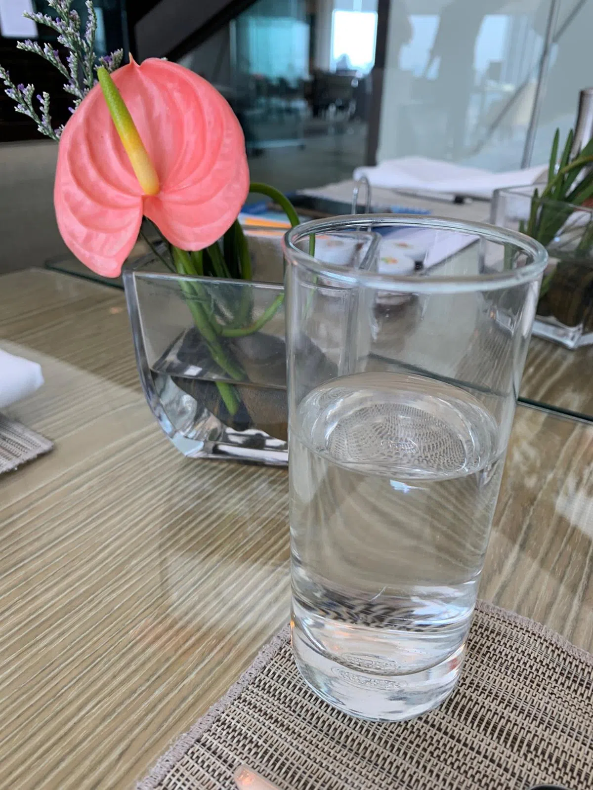 一些业者会将饮用水的成本计算在菜品的价格中。（海峡时报）