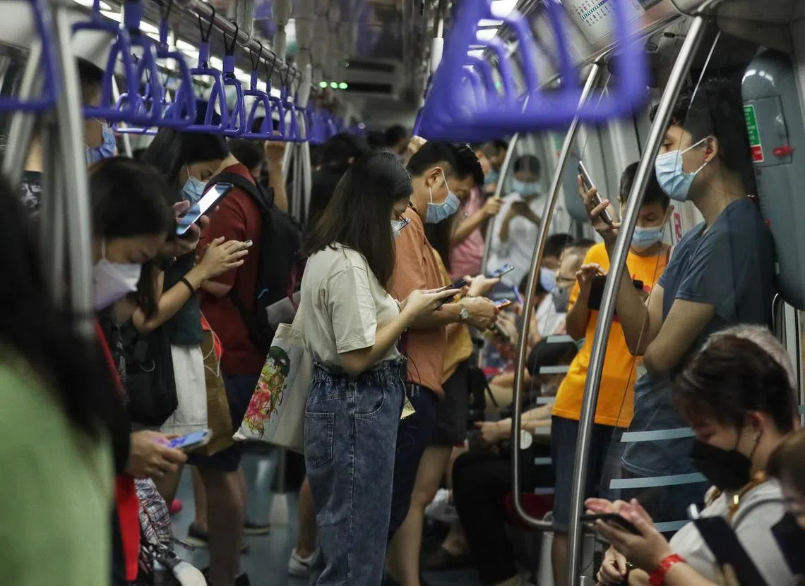 无论是在室内或户外仍须戴口罩，没有改变。只要有戴口罩，就不强制维持安全距离。（海峡时报）