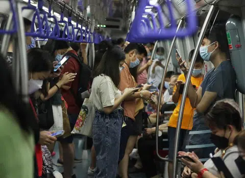 无论是在室内或户外仍须戴口罩，没有改变。只要有戴口罩，就不强制维持安全距离。（海峡时报）
