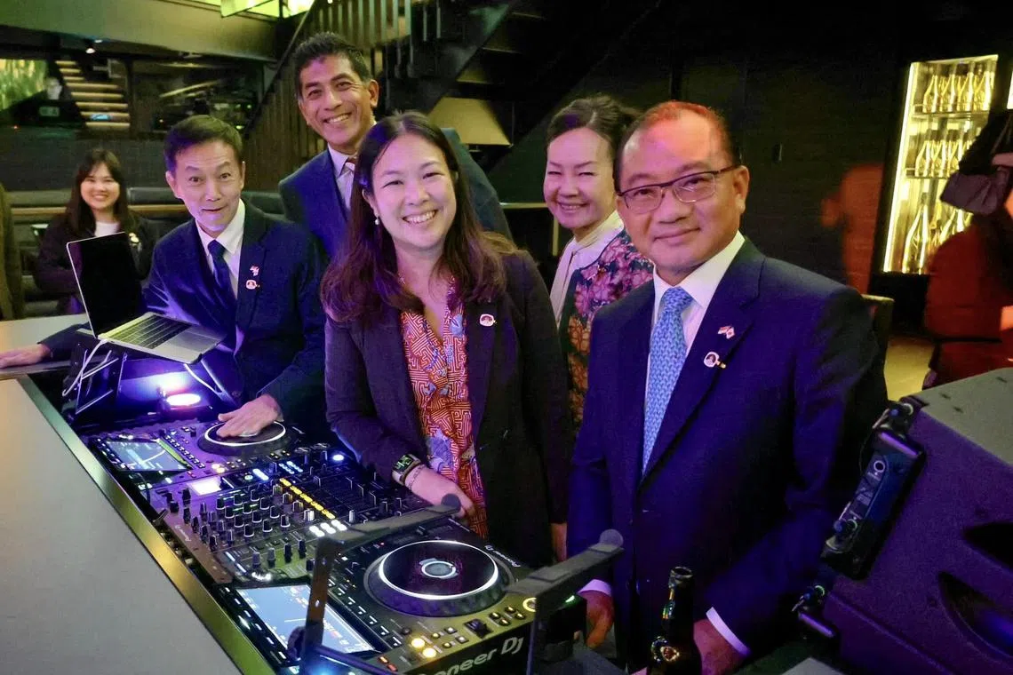 新加坡国会议长谢健平（右一）首次以议长身份出访日本。随行的有议员有：（左二起）林伟杰医生、杰乐、何廷儒以及王心妍。（国会脸书）