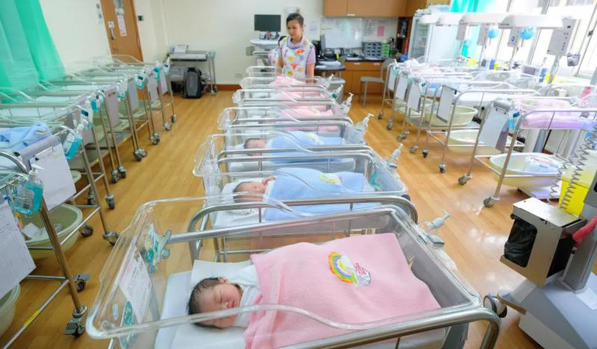  我国生育率近年来都徘徊在1.2左右的水平，和已开发国家的水平相近。（联合早报） 