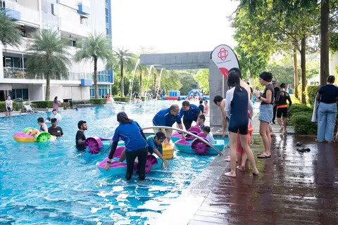 该区的居民联系网上个月在公寓The Santorini内举办水上嘉年华。