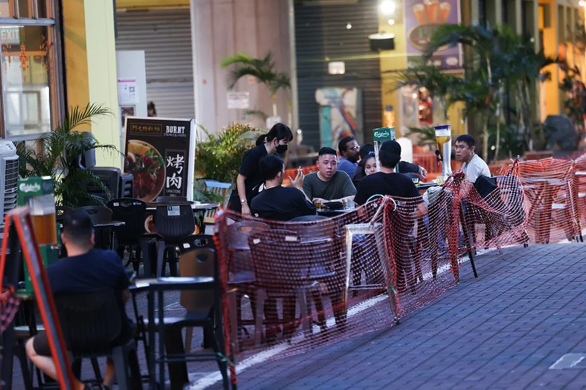 距离下周二才不到几天时间，业者一时之间要去哪里找人手，应对顾客回流？（海峡时报）