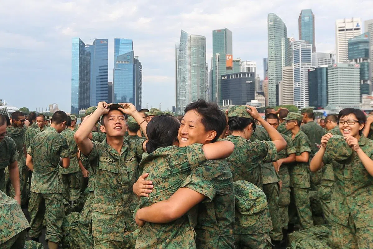  今年6月，一批新兵在经过九个星期严格的基本军事训练和超过八小时的长途行军后，于滨海湾浮动舞台顺利毕业，他们当中有几名是女兵。（联合早报） 