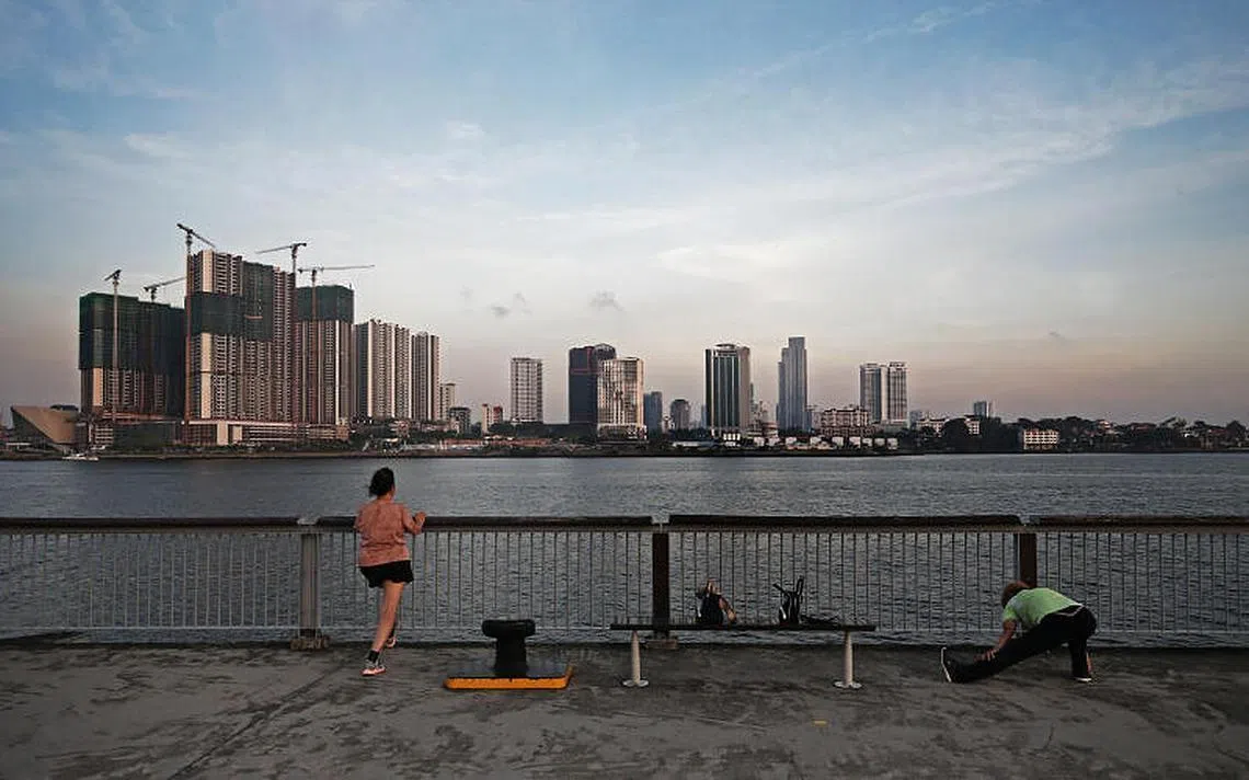 从兀兰海滨公园遥望对岸柔佛新山。（联合早报） 