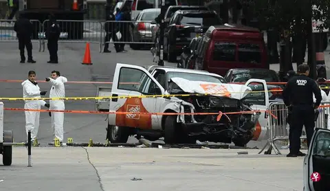 被用来行凶的小型卡车撞得毁坏不堪，事发隔天，调查人员还在现场搜证。（法新社） 