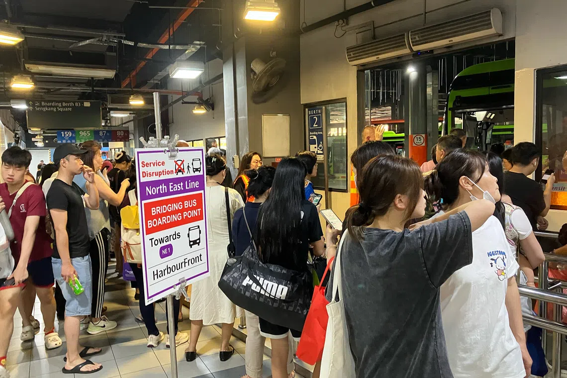 新加坡人高度仰赖公共交通系统出行，因此每次严重的地铁故障事故，无可避免将引发大批公众不便。