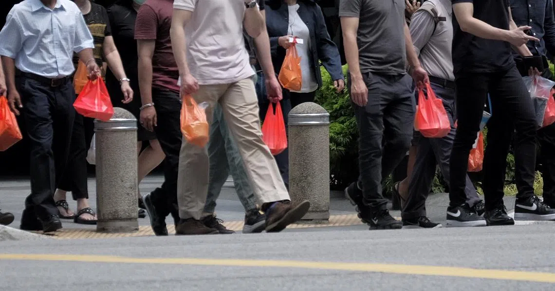 超市为塑料袋强制收费的制度，近期有小贩“有样学样”。（海峡时报）