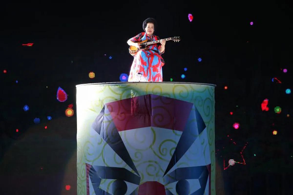  何月英是去年国庆庆典年龄最大的表演嘉宾。她在舞台上以电子吉他弹奏属于她的爱国情怀。（联合早报） 