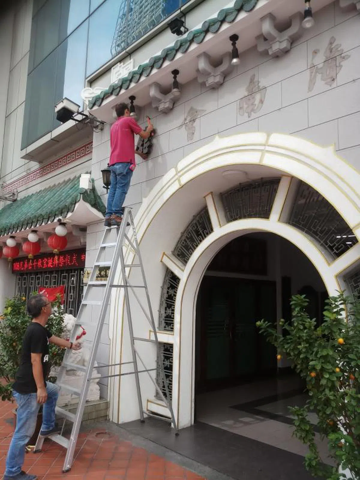  琼州大厦一楼门面原本贴着的“海南会馆”四个大字8月底被撤下。（潘家海提供） 