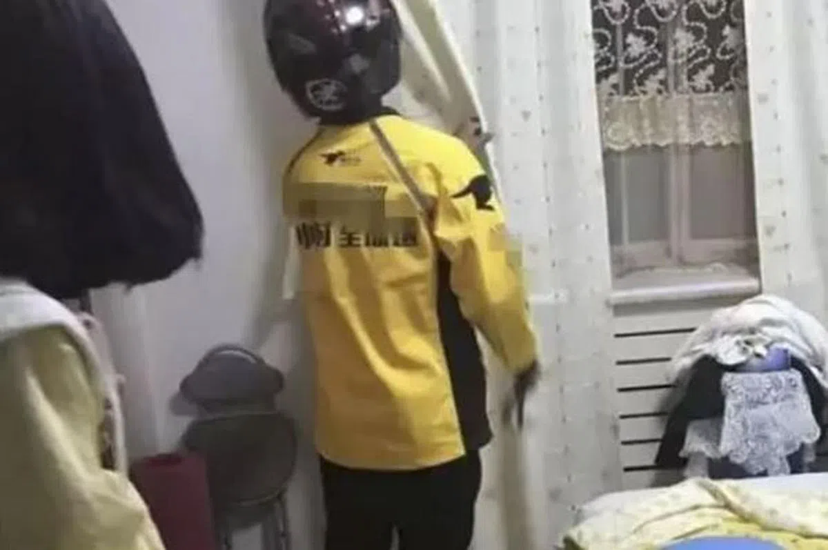  外卖小哥把虫子活动区域的窗帘附近仔细找了好几遍，但这只虫子很不配合，开始闹失踪。最终搜寻无果，外卖小哥走的时候还轻轻带上了门。（南华早报） 