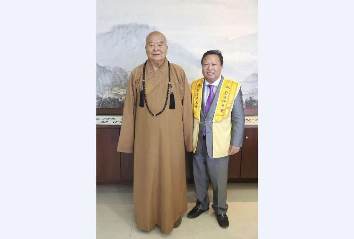 熊启棕在面簿的头像和封面图，都是和星云大师的合影。（面簿截图）