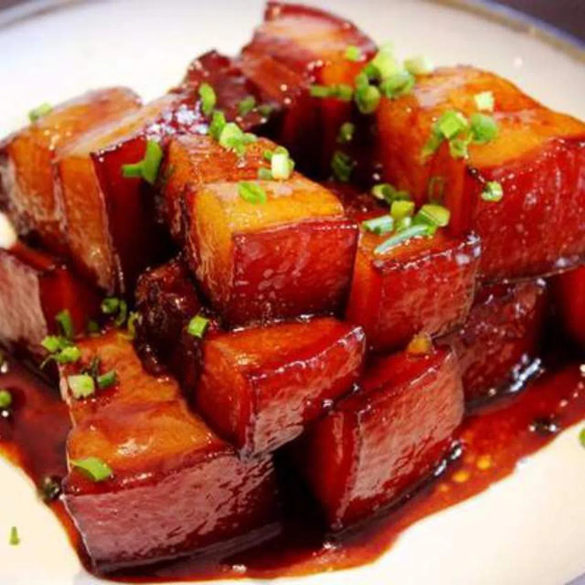  红烧肉实在是太“罪恶”了，这色泽让人垂涎三尺。（互联网） 