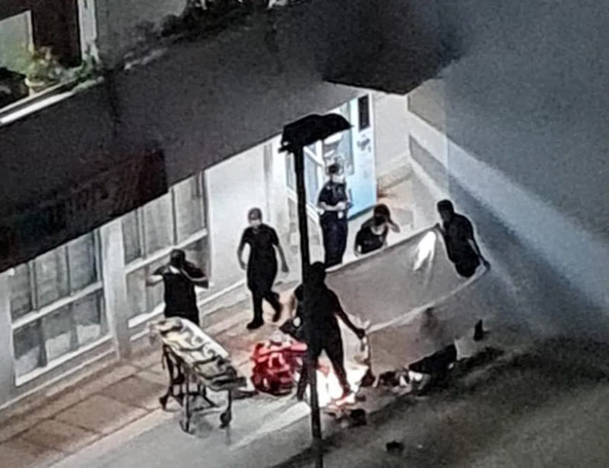  今天2月16日，裕廊东组屋楼下有女子遭前男友持刀多次猛捅胸腹，浴血倒地。（新明日报） 