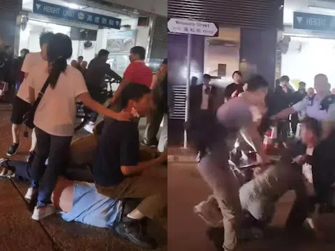 左图：蓝衣男子是香港当地男子，坐在他身上的是被袭击的新加坡男子。(截自视频）